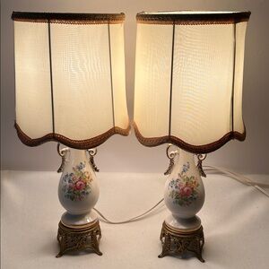 Vintage 17” set of 2 ceramic urn style boudoir lamps with cast metal bases
